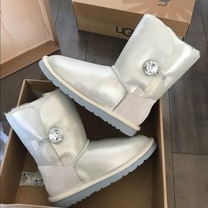 AU&MU size 7 New with box. Limited edition